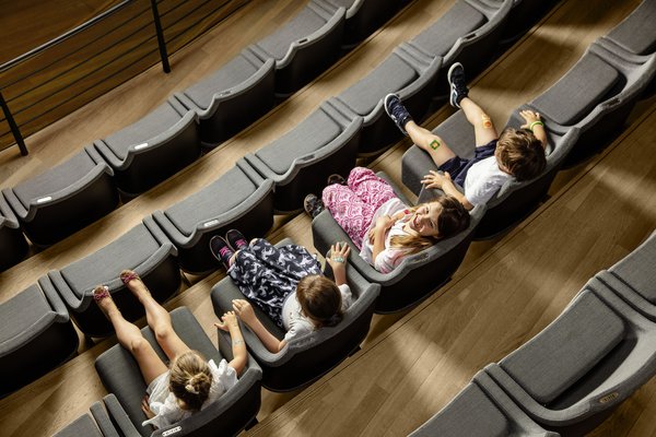 Kinder im Saal